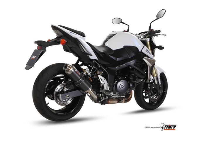 MIVV GP Carbon Slip-On Suzuki GSR750 00.73.S.037.L2S monterad på vit motorcykel, visad bakifrån i produktkategori reservdelar.