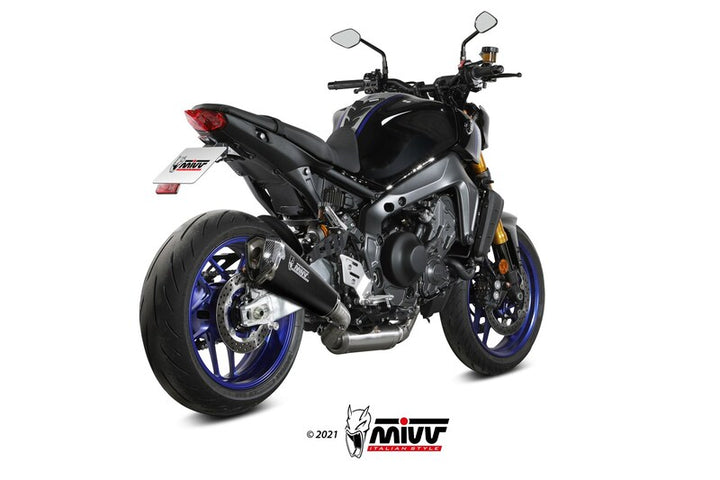 Bakre vy av Yamaha MT-09 med MIVV Delta Race Full Exhaust System - Carbon Y.066.LDRC monterat. Stilrent avgassystem för prestanda och design.