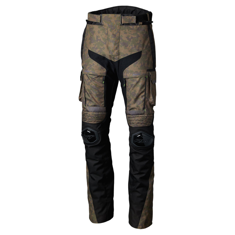 RST Textil Mc-Byxor Ranger Camo framifrån med kamouflagemönster, förstärkta knäskydd och praktiska fickor. Perfekt för motorcykelåkning.