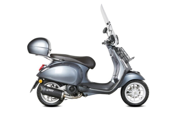 Sidovy av grå Vespa med MIVV Mover Full Exhaust System MV.PG.0007.LV installerat, idealisk för fordonstillbehör och avgassystem.