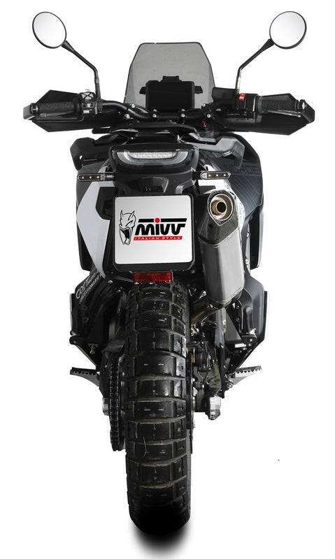 Bakre vy av Husqvarna Norden 901 utrustad med MIVV Speed Edge Silencer HU.002.LRX, ett premium avgassystem för fordonstillbehör.