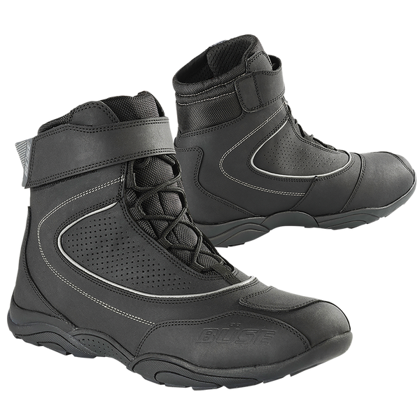 BÜSE Unisex Mc-Skor B57 Svart med sportig design och kardborreband för säker passform. Slitstarka motorcykelskor med andningsbart material.
