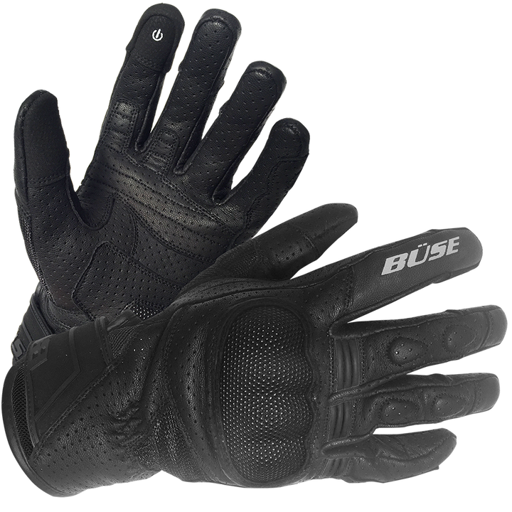 BÜSE Mc-Handskar Rocca Svart i svart läder med perforerad design för ventilation och förstärkta knogar för extra skydd. Perfekta motorcykelhandskar för säkerhet och komfort.