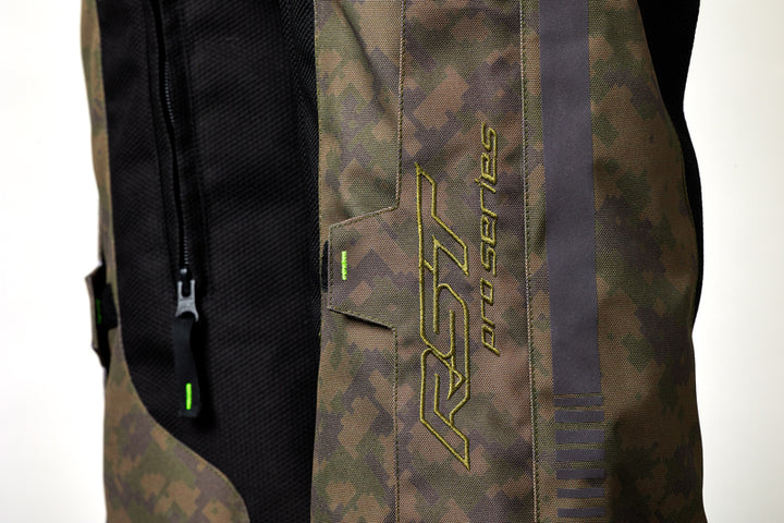 Detaljbild av RST Textil Mc-Byxor Ranger Camo med RST Pro Series-logotyp och kamouflagemönster. Hållbar och stilren design.
