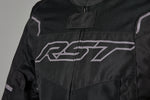 Närbild på RST Textil Mc-Jacka Pilot Evo Air Svart med RST-logotyp och ventilerande meshpaneler på bröstet.